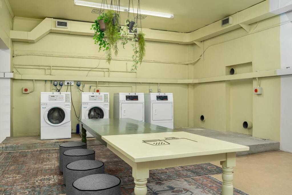 Central Modern City Escape Apartment! Cape Town Bagian luar foto