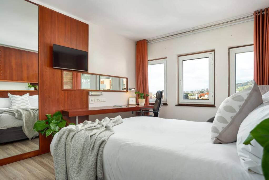 Central Modern City Escape Apartment! Cape Town Bagian luar foto