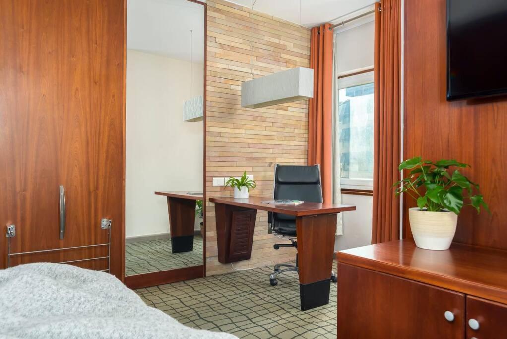 Central Modern City Escape Apartment! Cape Town Bagian luar foto