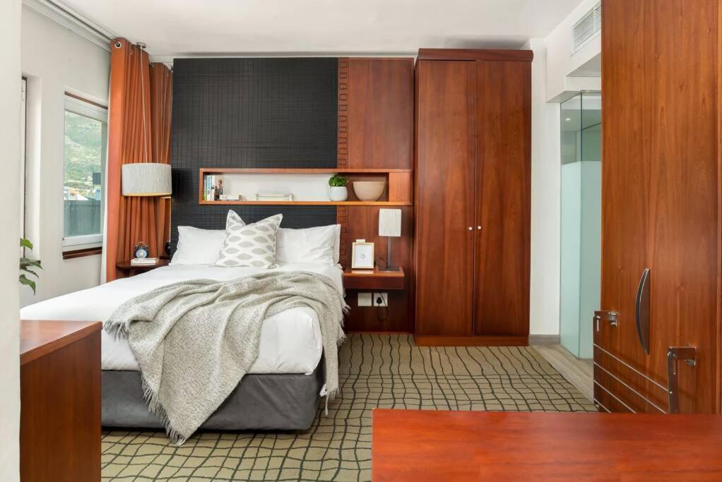 Central Modern City Escape Apartment! Cape Town Bagian luar foto