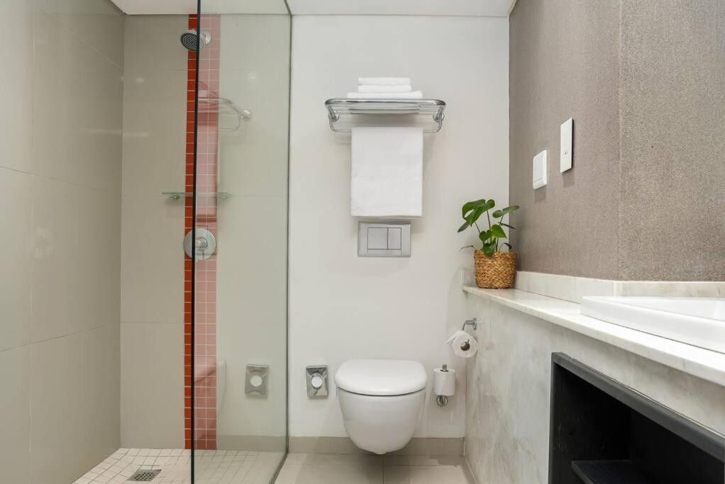 Central Modern City Escape Apartment! Cape Town Bagian luar foto