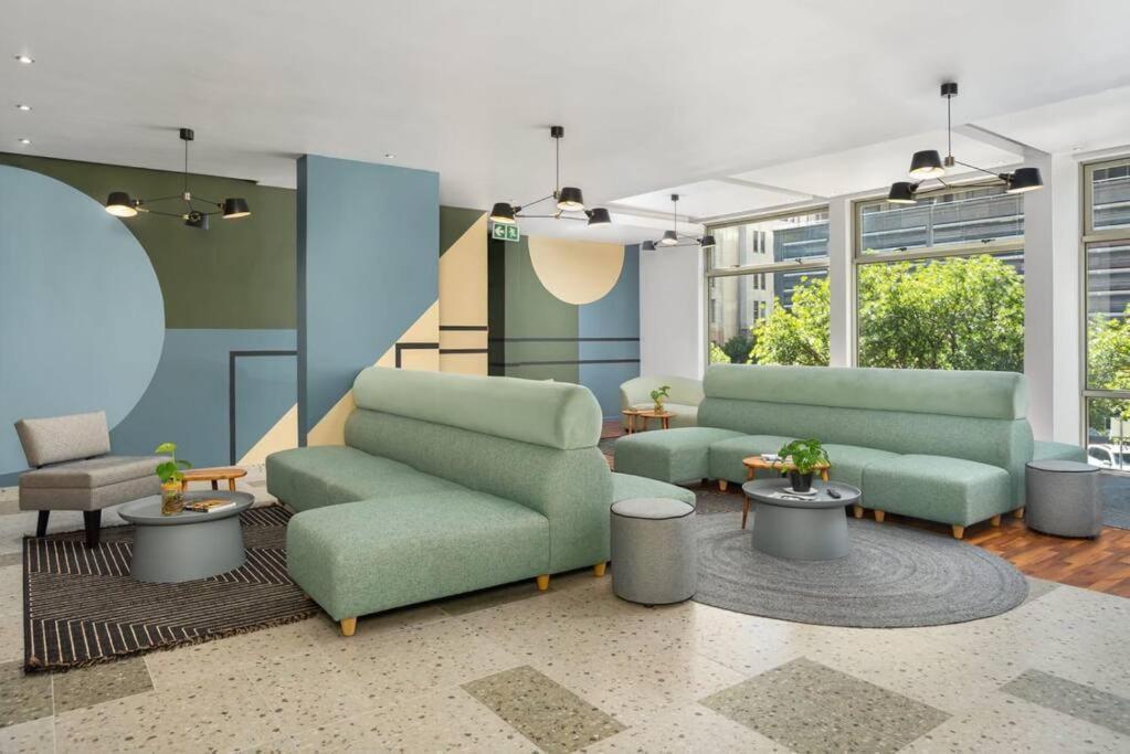 Central Modern City Escape Apartment! Cape Town Bagian luar foto
